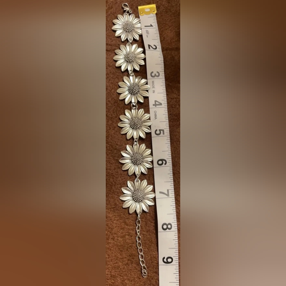 Beautiful Silver tone sunflower 7.5" to 9" adjustable bracelet